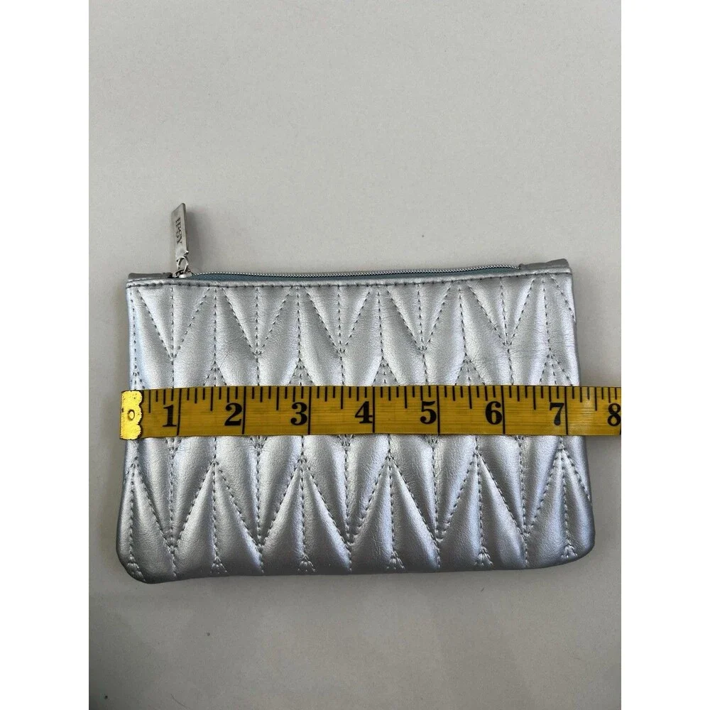 ipsy silver metallic
